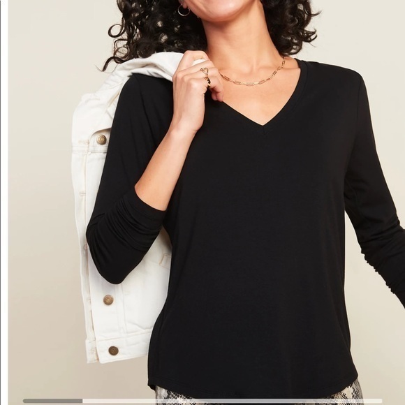 Old Navy Tops - Luxe V-Neck Long-Sleeve Tee 🟣